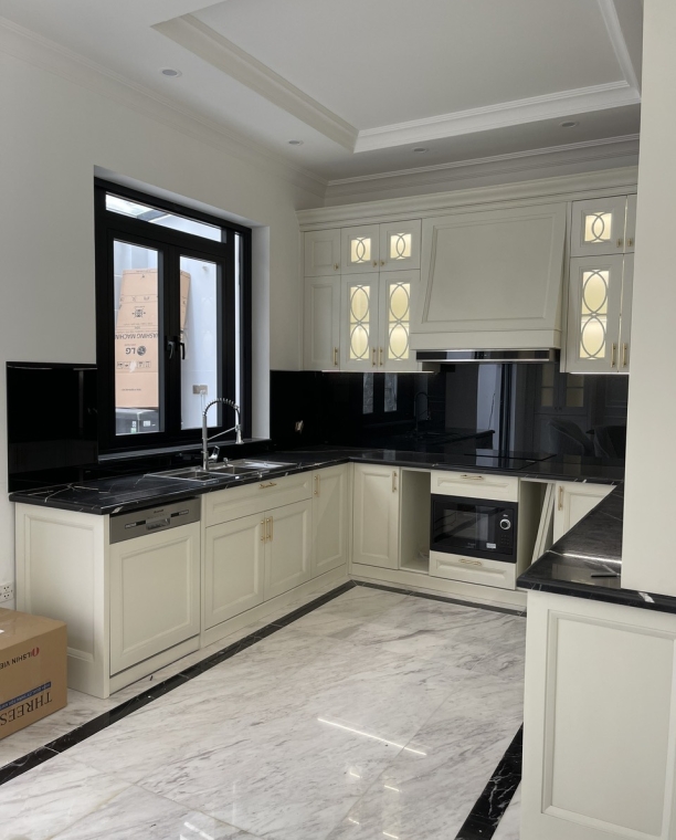 Tủ bếp tân cổ điển – Không gian bếp sang trọng và tinh tế